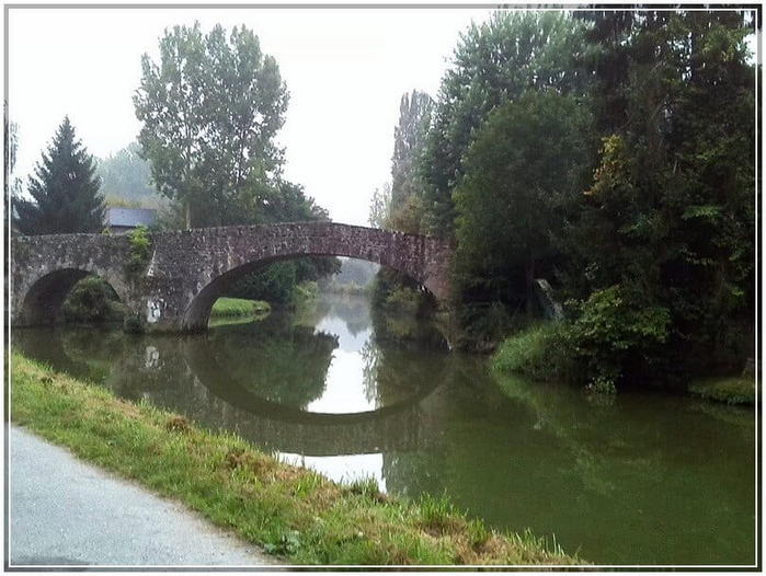  Vieux pont de pierre sur la rance à Léon