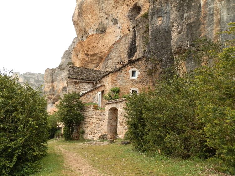 ruine troglodyte dans les gorge du tarn